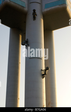 Skulpturen auf dem Fernsehturm Zizkov Prag Tschechische Republik Stockfoto