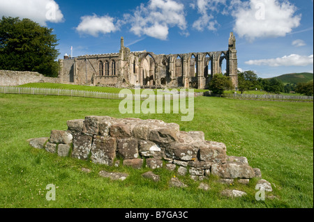 Sommer Blick von Süden der alten, malerischen monastischen Ruinen von Bolton Abbey & Klosterkirche, in der malerischen Landschaft - Yorkshire Dales, England, UK. Stockfoto