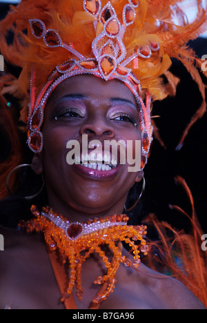 weibliches Gesicht Tänzerin Brasil brasilianische brasilianischen Brasilien bunt Farbe Kostüm Tänzerin Carnaval Willesden green London Großbritannien Europa Stockfoto