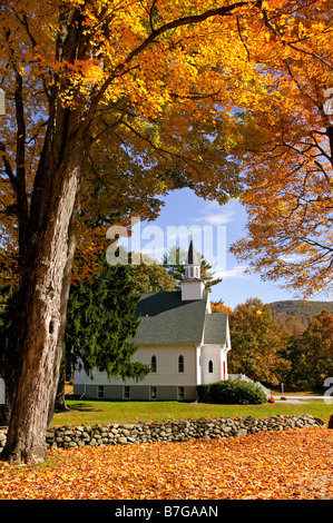 Herbstlaub Rahmen eine kleine Landkirche in Neu-England Stockfoto