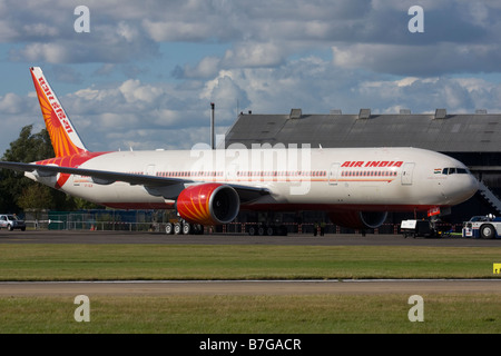 Air India Boeing 777-337/ER in Farnborough International Airshow 2008, Vereinigtes Königreich. Stockfoto