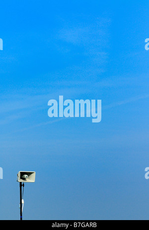 Beschallungsanlage vor blauem Himmel Stockfoto