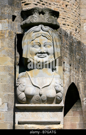 Statue des legendären Dame Carcas am Haupteingang der befestigten Stadt in Carcassonne, Frankreich Stockfoto