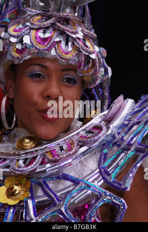 weibliches Gesicht Tänzerin Brasil brasilianische brasilianischen Brasilien bunt Farbe Kostüm Tänzerin Carnaval Willesden green London Großbritannien Europa Stockfoto