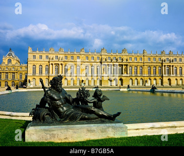 La Seine Fluss Statue am nördlichen Becken und Gartenfassade Chateau de Versailles-Frankreich Stockfoto