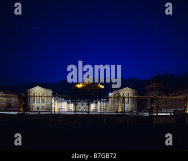 Geländer und Schloss Versailles bei Nacht Frankreich Europa Stockfoto