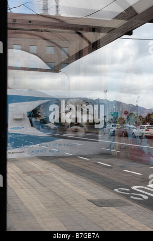 Graffitti spiegelt sich im Glas ein Wartehäuschen auf der Avenida Naritima Santa Cruz-Teneriffa-Kanarische Inseln-Spanien Stockfoto