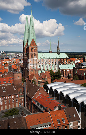 Marienkirche-St. Marys Kirche drittgrößte Kirche in Deutschland Lübeck Innenstadt umgeben von modernen und alten Gebäuden Stockfoto