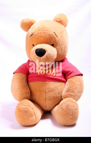 Winnie The Pooh Teddybär auf weißem Hintergrund Stockfoto