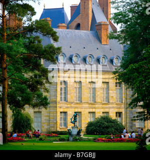 Garten und Diane's Gallery Building, Chateau de Schloss Fontainebleau, Seine-et-Marne, Ile-de-France, Frankreich, Europa Stockfoto