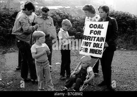 18. August 1984 Bergleute von Markham mit Familie und Fans marschieren mit Banner während der Bergarbeiterstreik von 1984 Stockfoto