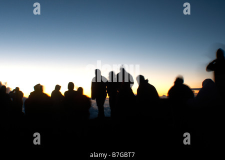 Menschen Sie beobachten Sonnenaufgang vom Gipfel des Haleakala Krater, Halekala Nationalpark, Maui, Hawaii, USA Stockfoto