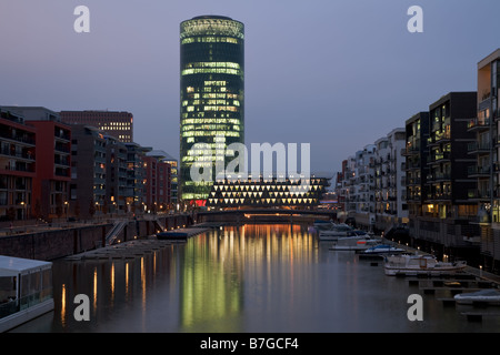 Westhafen Marina in Frankfurt in der Abenddämmerung Deutschland Stockfoto