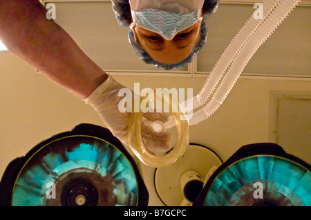 Anästhesist auf der Suche nach unten bei Patienten vor der allgemeine Anästhesie mit Maske kommen bis auf Gesicht Stockfoto