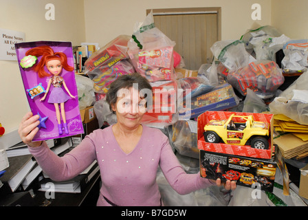 Trading Standards Officer mit gefälschten Toys UK Stockfoto