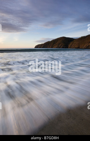 Wellen an den vulkanischen Strand von Playas del Coco, Costa Rica. Stockfoto