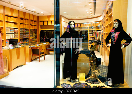 Muslimische Mode in einem Schaufenster in Dubai UAE Stockfoto