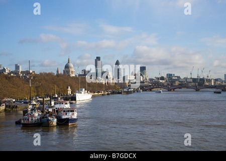 Südlich von Waterloo Bridge, Blackfriars Bridge über den Fluss Themse St Pauls Cathedral London England UK United Kingdom GB anzeigen Stockfoto