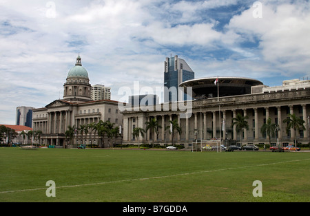 Blick auf das Rathaus und der alten und neuen Supreme Court Gebäude Singapurs Stockfoto