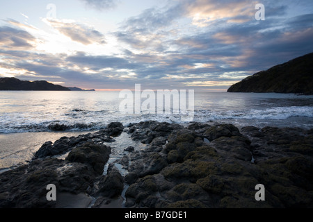 Wasser Felsen bei Sonnenuntergang an der Küste von Playas del Coco, Costa Rica Stockfoto