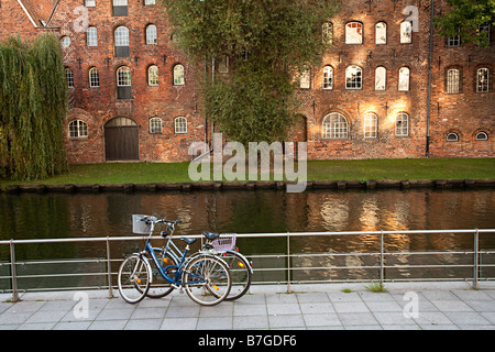 Fahrräder gesperrt, Geländer in der Nähe von konvertierten Salzlager Salzspeicher am Fluss Trave Lübeck Deutschland Stockfoto