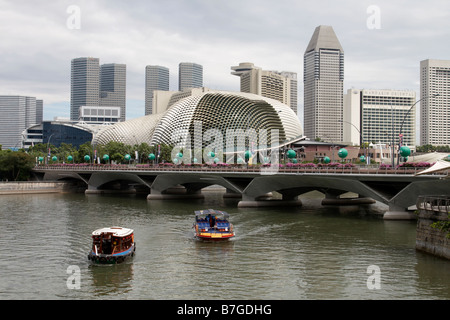 Blick auf den Jachthafen und die Theatres on the Bay, Singapur Stockfoto