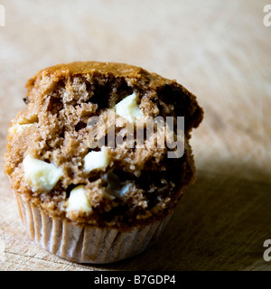 Hälfte gegessen Schoko-Muffin mit weißer Schokolade-chips Stockfoto