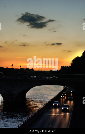 Blick auf die Pont Louis Philippe bei Sonnenuntergang von der Pont Marie in Paris genommen Stockfoto