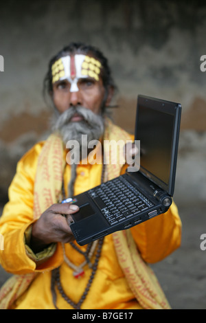 "Sadhu hält eine Laptop". Stockfoto