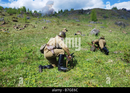 Zweiter Weltkrieg, Phantasie, Männer in den Planetenbewegungen der sowjetischen Soldaten, historische Rekonstruktion der Feindseligkeiten Stockfoto