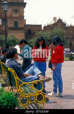 Peruanische Studenten, Durchführung von Interviews, Plaza de Armas, die Hauptstadt der Provinz Cuzco, Cusco, Peru Stockfoto