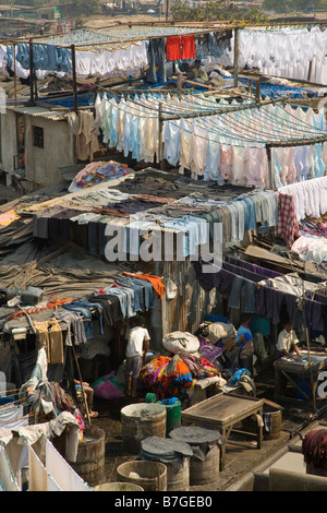 Kleidung trocknen auf die Wäscheleine und Männer waschen Kleidung bei Mahalaxmi Dhobi Ghat der Welt größte Open-Air-Wäscheservice in Mumbai, Indien Stockfoto