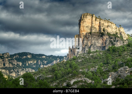 Lichtstrahlen auf Kalksteinfelsen im naturpark els Ports, spanien Stockfoto