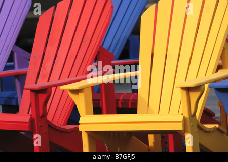 brandneue hölzerne Adirondack Stühle Stockfoto