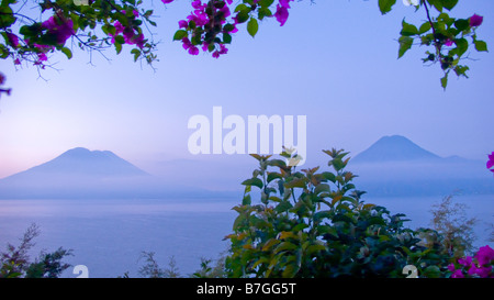 Blick auf die Vulkane San Pedro Atitlan und Toliman bei Sonnenaufgang am Lake Atitlan, Guatemala Stockfoto