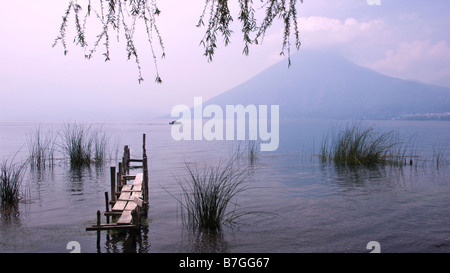 Blick auf den Vulkan San Pedro aus San Marcos La Laguna mit Lancha in der Ferne auf Lake Atitlan, Guatemala Stockfoto