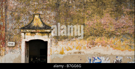 Calle 43: Verblasst koloniale Fassade Stockfoto