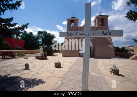 Frontaler Blick auf eine Kirche San Francisco De Asis Adobe Kirche Ranchos De Taos New Mexico Stockfoto