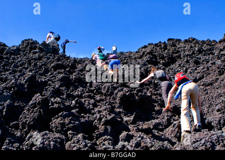 Reisegruppe klettern die glühend heiße Lavafelder des Volcan de Pacaya in Guatemala Stockfoto