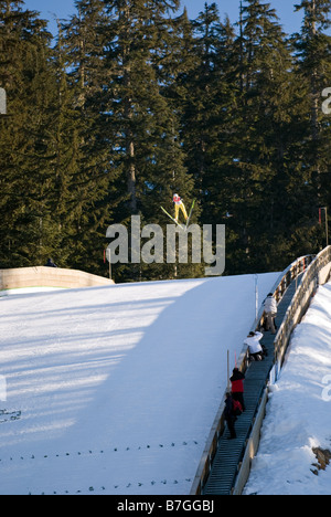 Skispringer Stephan Hocke Deutschlands macht eine Praxis, die direkt auf die Whistler-Blackcomb Nordic Sport Ski-Jump-Anlage. Stockfoto