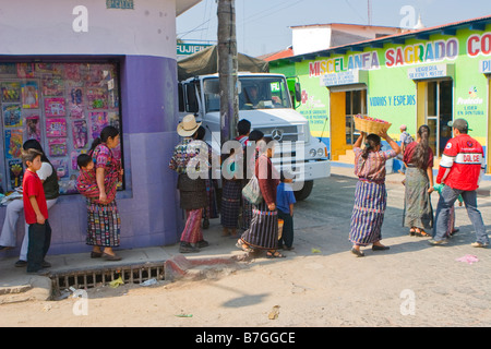Solola Maya in traditioneller Kleidung Fuß durch die Straßen tagsüber einen belebten Markt Solola, Guatemala Stockfoto