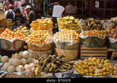 Berge von Obst auf dem belebten Freitagsmarkt in Solola, Guatemala Stockfoto