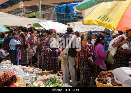 Die überfüllten Freitagsmarkt in Solola, Guatemala Stockfoto