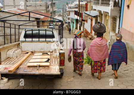 Maya-Frauen Fuß auf einer Straße in die kleine Stadt Zunil, Guatemala in den Western Highlands Stockfoto