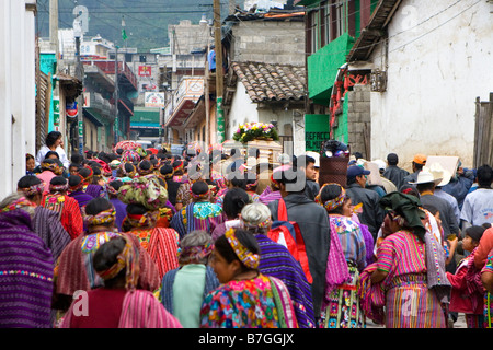 Eine Prozession der guatemaltekischen Indianer in traditioneller Kleidung Fuß durch die Straßen in Richtung Friedhof in Zunil, Guatemala Stockfoto