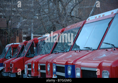 Eine Reihe von Canada Post-Liefer-LKW auf einem Parkplatz hinter einem Postoffice in Toronto, Ontario. Stockfoto