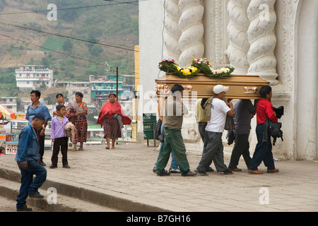 Eine Gruppe der guatemaltekische Männer tragen einen Sarg in einer Kirche in der Stadt von Zunil, Guatemala in den Western Highlands Stockfoto