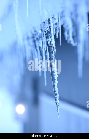 Nahaufnahme von Eiszapfen hängen von Gosse Stockfoto