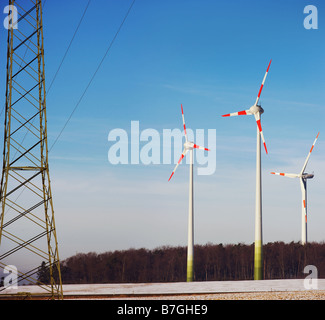 Wind-Energie-Anlage mit Strommast Stockfoto