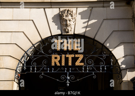 Das Ritz Hotel-Marke über dem nördlichen Bürgersteig am Piccadilly, London. Jan 2009 Stockfoto